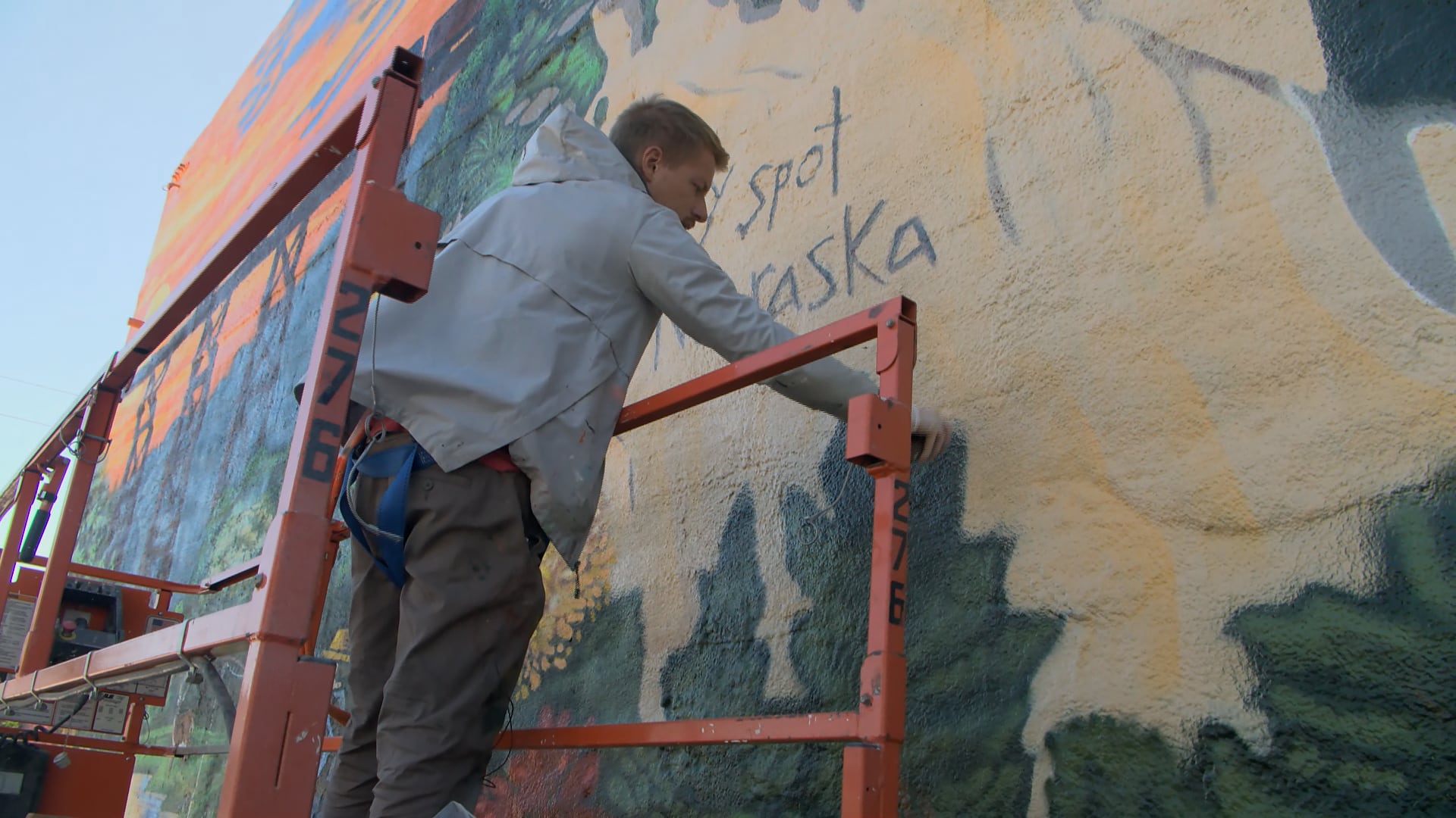 Norfolk muralist paints mural across Nebraska communities