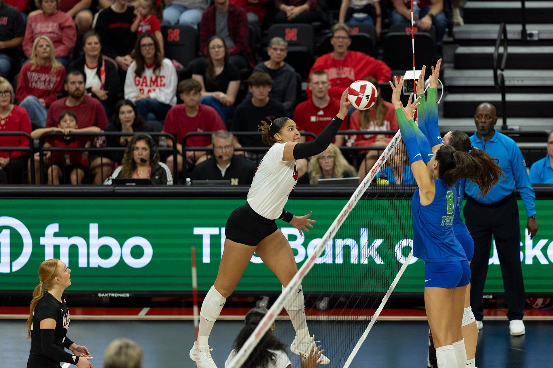 Nebraska Volleyball Extends Perfect Season to 10-0 with Win Over FGCU