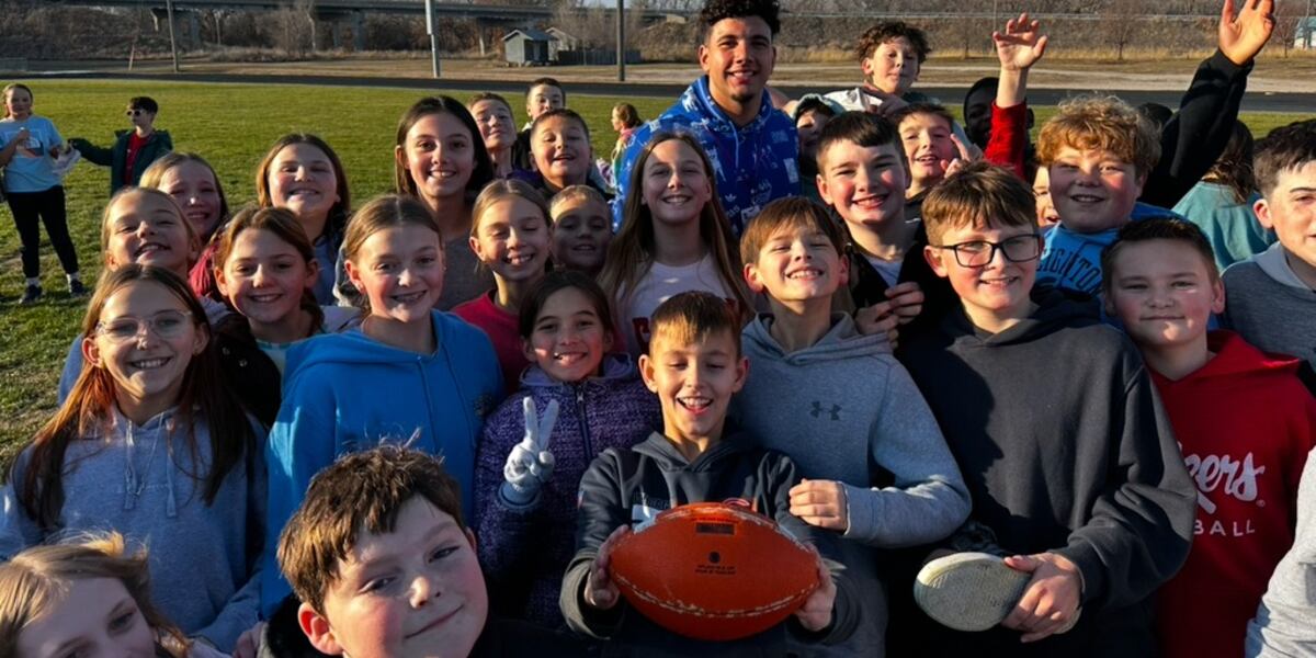 Dylan Raiola visits Nebraska elementary school, fulfilling a student’s Christmas wish Dylan Raiola visits Nebraska elementary school, fulfilling a student’s Christmas wish